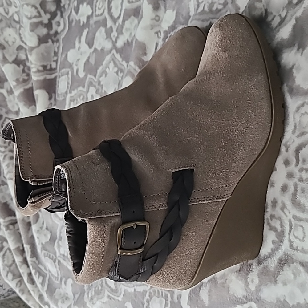 White Mountain ankle wedge boots